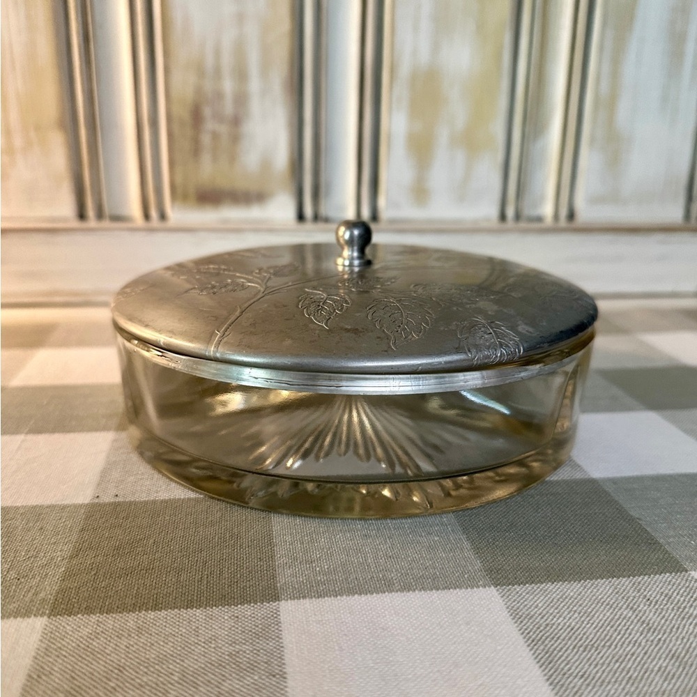 VINTAGE, DIVIDED GLASS DISH WITH A METAL LID. VERY NICE, PREOWNED CONDITION. - Picture 11 of 11